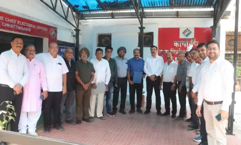 चुनाव को लेकर हो रहे जांच से परेशान व्यापारी संघ ने मुख्य निर्वाचन अधिकारी से की मुलाकात