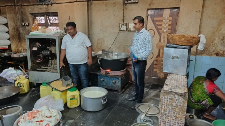 खाद्य एवं औषधि विभाग की टीम ने मिठाई दुकानों का किया निरीक्षण,जांच टीम ने जिले के मिठाई दुकानों का नमूना लिया