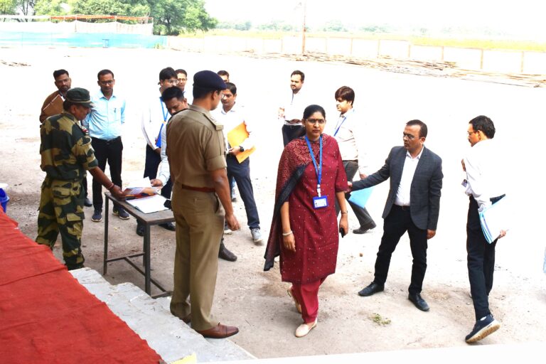 मुख्य निर्वाचन पदाधिकारी रीना बाबासाहेब कंगाले ने मतगणना स्थल की तैयारियों का किया निरीक्षण
