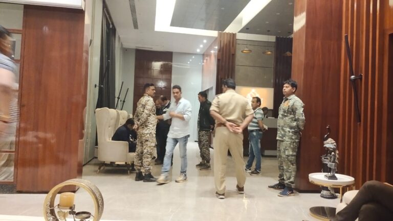 शहर में पत्रकार बनकर घूम रहे है काँग्रेस के बाहरी कार्यकर्ता,शिकायत के बाद गाड़ी जब्त, रात में 2 लोगों को प्रशासन ने जिले से बाहर जाने का दिया निर्देश