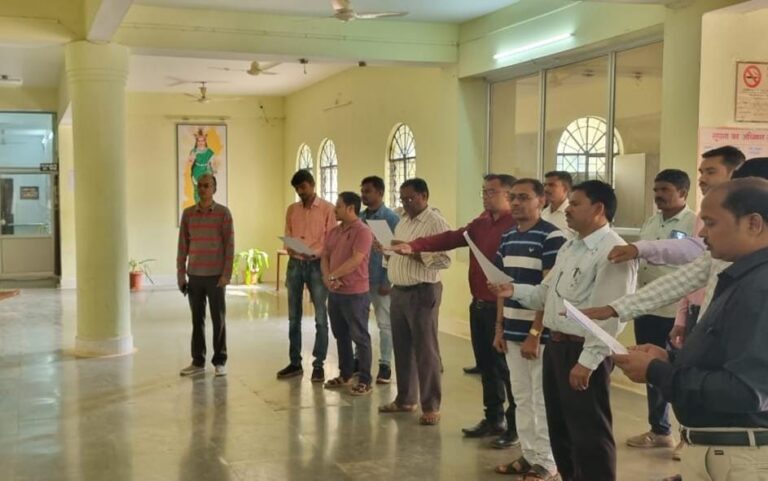 कलेक्टोरेट के अधिकारी-कर्मचारियों ने संविधान के प्रति निष्ठा की शपथ ली : कलेक्टोरेट में अधिकारी-कर्मचारियों ने संविधान की प्रस्तावना का किया पाठन