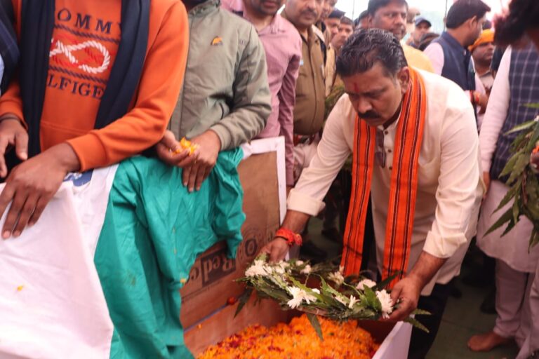 छत्तीसगढ़ के नवनियुक्त उपमुख्यमंत्री विजय शर्मा नारायणपुर आईईडी ब्लास्ट में सक्ती जिले के शहीद हुए सपूत के परिजनो से मिलने पहुंचे