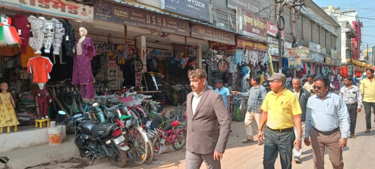 कलेक्टर ने बाजार मार्गों का किया निरीक्षण, दुकानदारों को सड़क पर सामान न रखने की अपील।