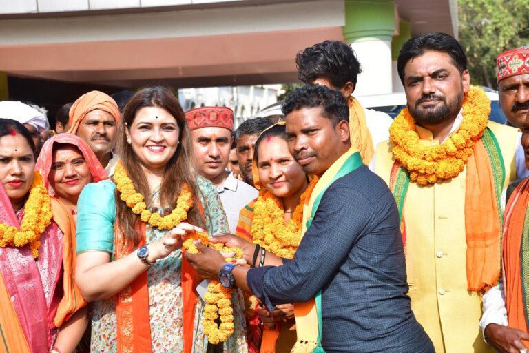 नामांकन रैली में शामिल हुई पंडरिया विधायक भावना बोहरा, कहा प्रदेश में ट्रिपल इंजन की सरकार बनाने को जनता है तैयार।