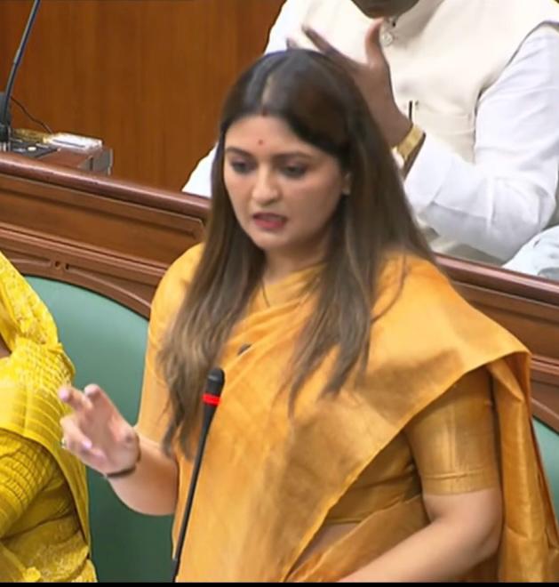 पंडरिया विधायक भावना बोहरा ने विधानसभा में फ़ूड पार्क स्थापना, उप अभियंताओं की नियुक्ति, सड़क निर्माण और मुख्यमंत्री सिलाई मशीन योजना के संबंध में पूछा प्रश्न।