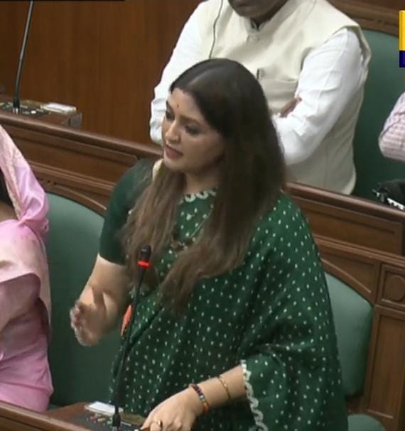 विधायक भावना बोहरा ने पंडरिया विधानसभा में मुख्यमंत्री ग्राम सड़क योजना, स्वास्थ्य सुविधाओं और 15वें वित्त आयोग से जुड़े प्रमुख विषयों पर विधानसभा में उठाया प्रश्न।
