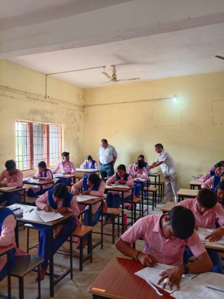 जिला शिक्षा अधिकारी के नेतृत्व में हायर सेकेंडरी परीक्षा केंद्रों का निरीक्षण।