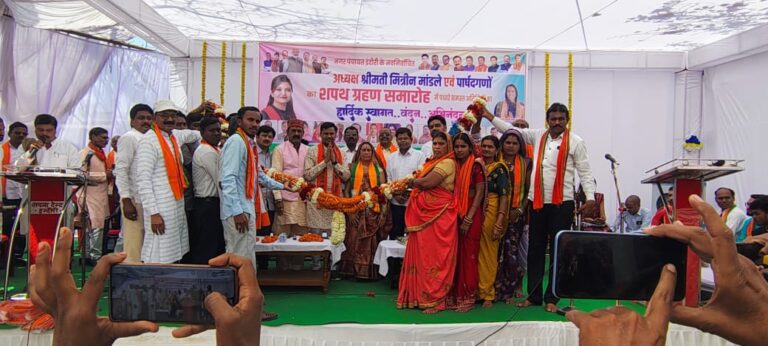 इंदौरी नगर पंचायत की नवनिर्वाचित अध्यक्ष और पार्षदों ने किया शपथ ग्रहण, पंडरिया विधायक भावना बोहरा ने दी बधाई।