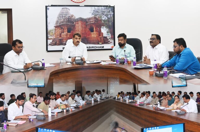 कलेक्टर ने की विकास कार्यों की समीक्षा, अधिकारियों को दी गति लाने के सख्त निर्देश।