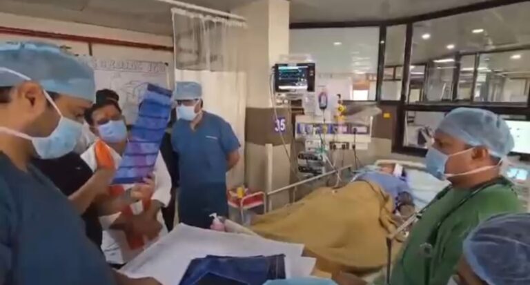 उपमुख्यमंत्री  विजय शर्मा ने रायपुर अस्पताल में कवर्धा सड़क हादसे के घायलों से की मुलाकात।