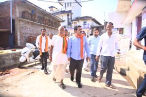 उपमुख्यमंत्री  विजय शर्मा ने सड़क हादसे में मृतकों के परिजनों से मिलकर दी सांत्वना ।
