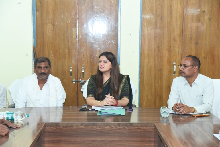 पंडरिया विधायक भावना बोहरा ने जनपद पंचायत सहसपुर लोहारा की समीक्षा बैठक में सुतियापाट नहर विस्तारीकरण में आ रहे अवरोधों को जल्द दूर कर निर्माण पूरा करने के दिए दिशा निर्देश।