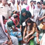 पंडरिया विधायक भावना बोहरा ने तेंदूपत्ता संग्राहक महिलाओं के पैर पखार कर अपने हाथों से पहनाई चरण पादुका।