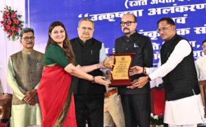 महामहिम राज्यपाल श्री रमेन डेका जी ने पंडरिया विधायक भावना बोहरा को वर्ष 2024-25 के उत्कृष्ट विधायक सम्मान से किया सम्मानित
