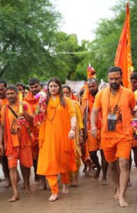 बोल बम और हर हर महादेव के उद्घोष के साथ यात्रा के चौथे दिन पंडरिया विधायक भावना बोहरा एवं कांवड़ यात्रियों ने तय कि गौरकांपा से मोहतरा की यात्रा, पुष्पवर्षा के साथ शिवभक्तों ने किया भव्य स्वागत।
