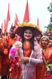 पंडरिया विधायक भावना बोहरा और कांवड़ियों ने यात्रा के पांचवे दिन मोहतरा से यात्रा प्रारंभ कर डोंगरिया महादेव का किया जलाभिषेक, पंडरिया नगर में स्वागत के लिए उमड़ा शिवभक्तों का जन सैलाब ।
