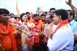 कांवड़ यात्रा के छठे दिन पंडरिया विधायक भावना बोहरा और कांवड़ियों ने डोंगरिया महादेव की पूजा कर बोड़ला के लिए किया प्रस्थान, उप मुख्यमंत्री विजय शर्मा जी और बेलतरा विधायक सुशांत शुक्ला जी ने स्वागत कर मंगलमय यात्रा की शुभकामनाएं दी।