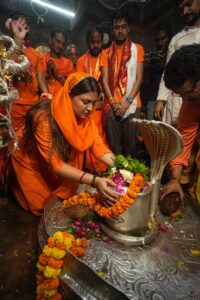 शिव भक्ति में लीन आस्था और विश्वास की 151 किलोमीटर कांवड़ यात्रा हुई पूरी, पंडरिया विधायक भावना बोहरा एवं कांवड़ यात्रियों ने भोरमदेव मंदिर में किया भोलेनाथ का जलाभिषेक, भगवामय हुआ जिला कबीरधाम।