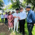 कलेक्टर गोपाल वर्मा ने ग्राम खड़ौदा के खेत में पहुंचकर डिजिटल क्रॉप सर्वे का किया औचक निरीक्षण