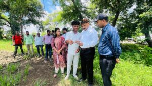 कलेक्टर गोपाल वर्मा ने ग्राम खड़ौदा के खेत में पहुंचकर डिजिटल क्रॉप सर्वे का किया औचक निरीक्षण